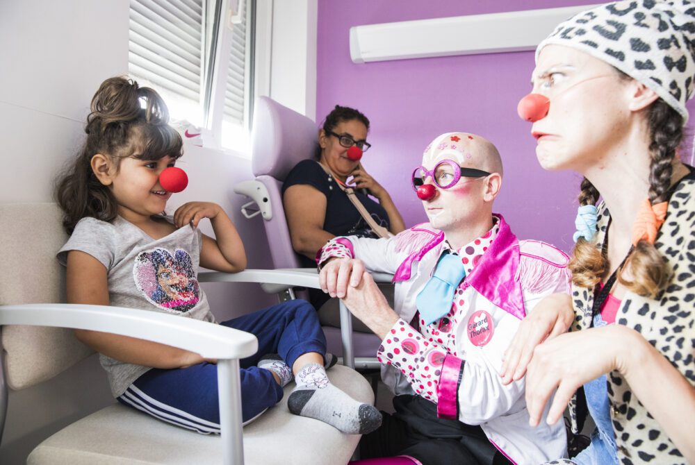 duo de clowns avec mère et enfant hospitalisé