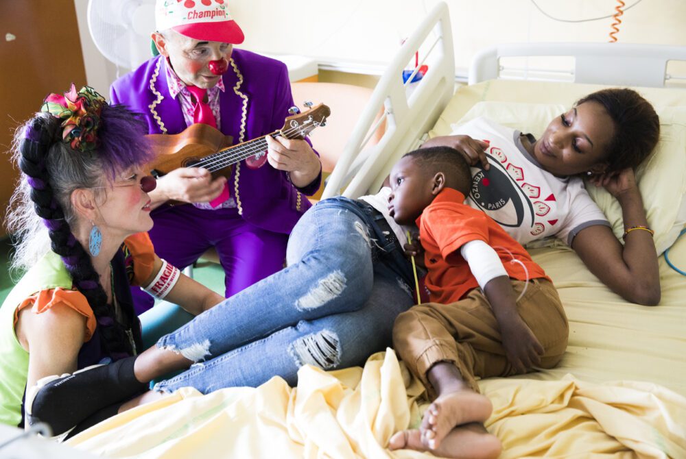 duo de clowns avec mère et enfant hospitalisé