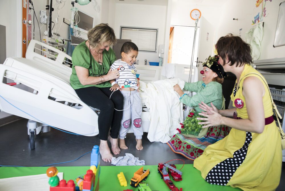 duo de clowns avec mère et enfant hospitalisé