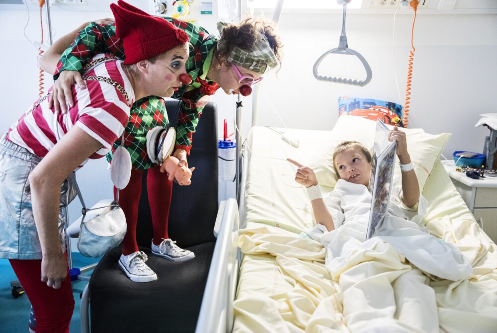 duo de clowns avec enfant hospitalisé