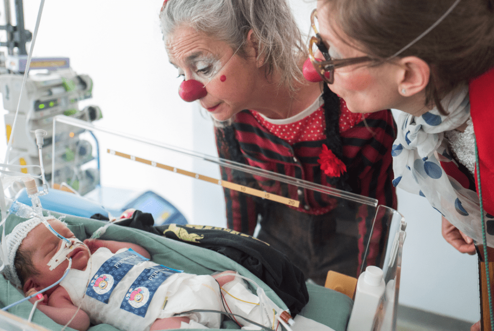 deux clowns avec un nourrisson hospitalisé