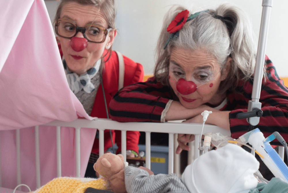deux clowns avec un nourrisson hospitalisé