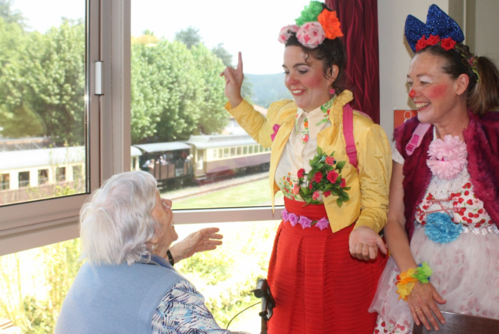 Duo de clown jouant avec une résidente d'Ehpad