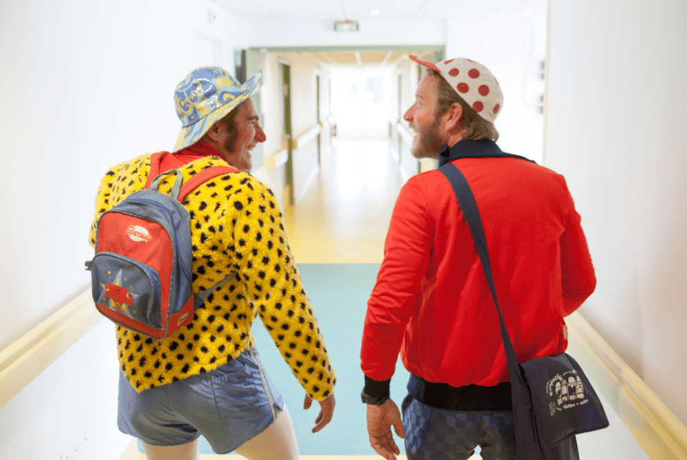Duo de clowns de dos dans un couloir