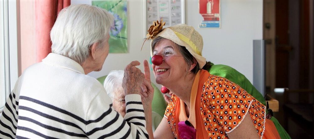 clown jouant avec personne âgée