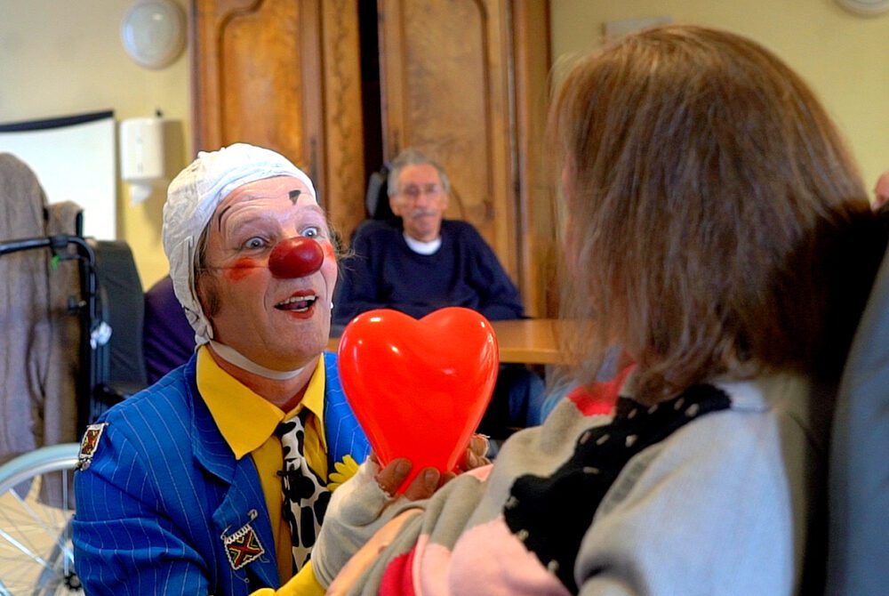clown avec ballon en forme de coeur