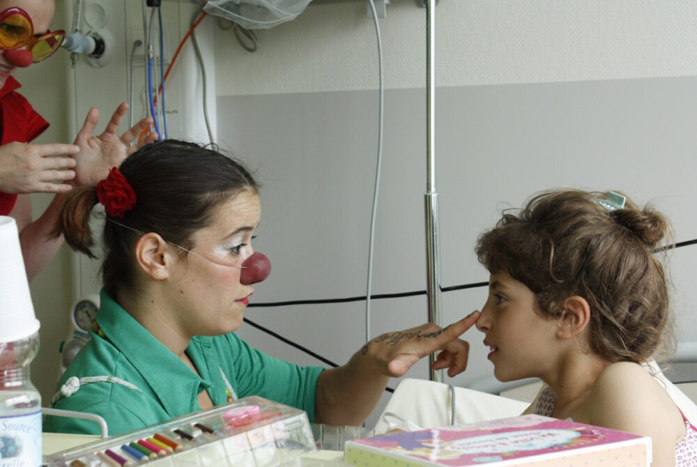 clown jouant avec un enfant